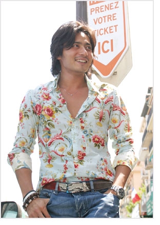 Jang Dong Gun in a floral shirt