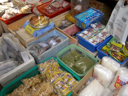 Munggo, chicharon at iba pa