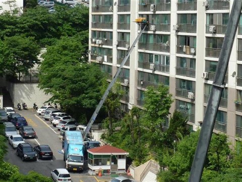Moving in Korea Moving companies use elevator trucks to move things from one apartment building to another.