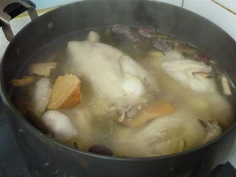 P1100247 Cooking samgyetang