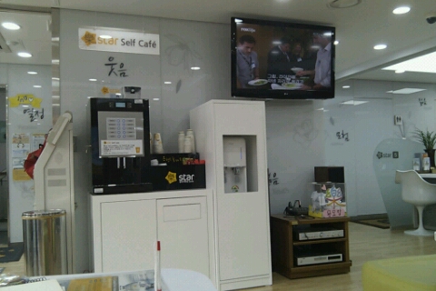 kb1 An espresso machine, water dispenser and a TV!
