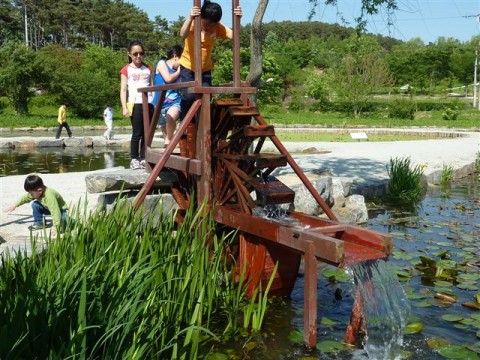 gungnamji04 A traditional Korean water wheel