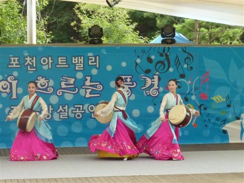 korean drum dance A Korean drum dance