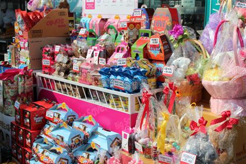 Candies, chocolates, flowers and teddy bears for White Day Candies, chocolates, flowers and teddy bears for White Day