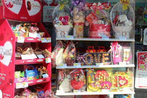 Candies, chocolates, flowers and teddy bears for White Day Candies, chocolates, flowers and teddy bears for White Day