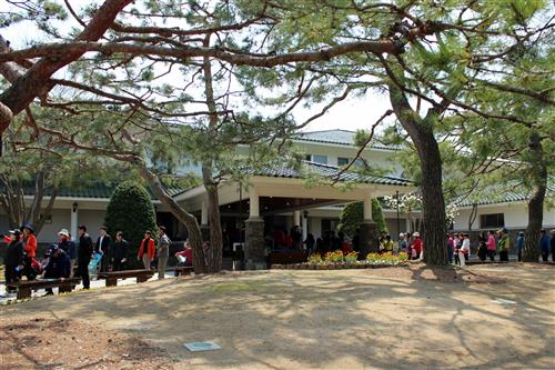 People lining up to get inside the main residence.