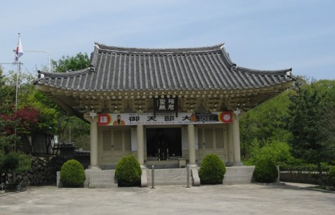The Dangun Shrine at Sajik Park (photo taken in April 2008)