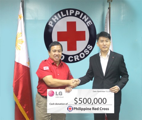 Dick Gordon accepting LG Electronics' donation