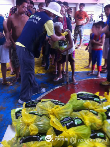 Distributing relief goods to typhoon Yolanda victims