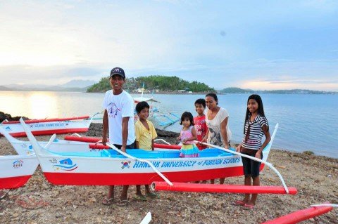 The Dequilla family with their boat donated by Hankuk University of Foreign Studies 24th Global CEO Group