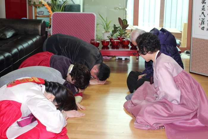 Greeting the elderly on Seollal