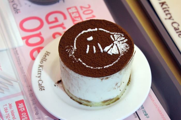 Hello Kitty tiramisu cake