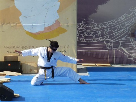 Seoul Taekwondo Shhh... the blindfold apple kick