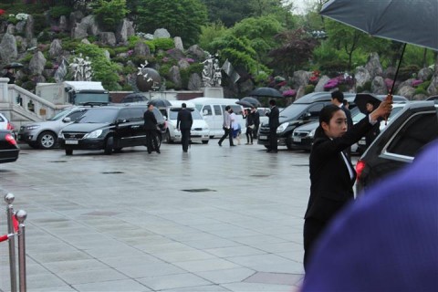 Waiting for the Korean stars to arrive...