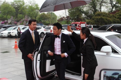 Yoo Chun arrives for his turn on the Red Carpet