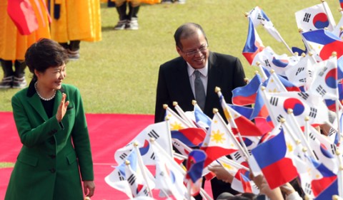 Park Geun Hye welcomes Pnoy Aquino in South Korea on October 17 Photo from Yonhap