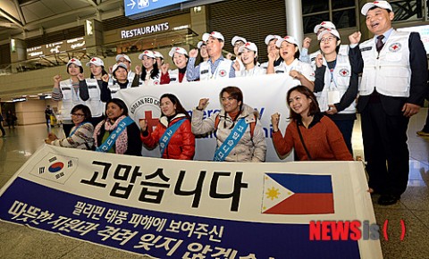 Ladies of "The 601 Habit" thank the Korean Red Cross.